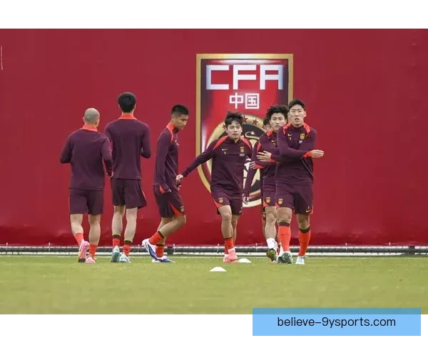 国足鏖战亚洲杯关键之役年轻阵容展现新希望力拼出线前景引发球迷热议